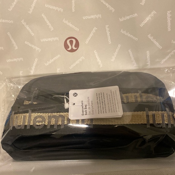 LULULEMON 1L BLACK/GOLD/WHT BELT BAG - Picture 10 of 11